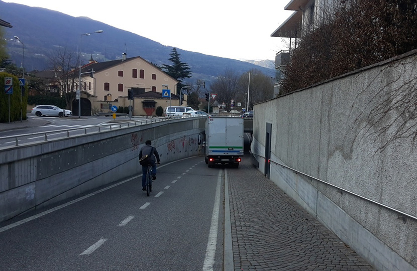 Brixen: LKW verirrt sich auf Fahrradweg - unsertirol24