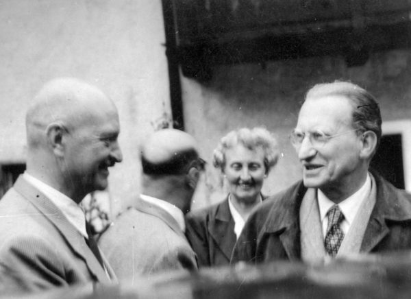 Moser begrüßt De Gasperi vor seinem Haus