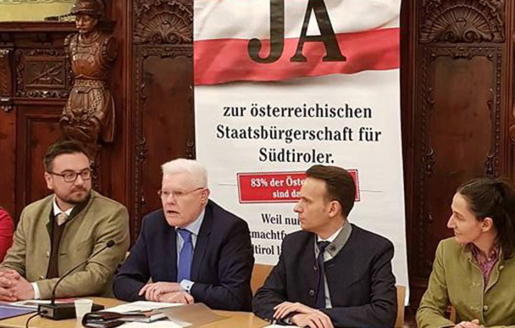 Werner Neubauer mit Südtiroler Vertretern bei der Pressekonferenz in Bozen