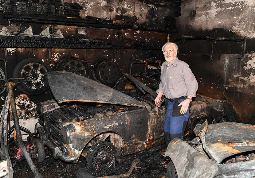 Im Bild: Herr Niederkofler aus Baumkirchen in seiner ausgebrannten Garage, wo ein Mercedes,Kia und der Oldtimer MG Midget augebrannt sind.