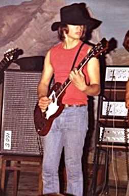 Mit Cowboyhut und E-Gitarre