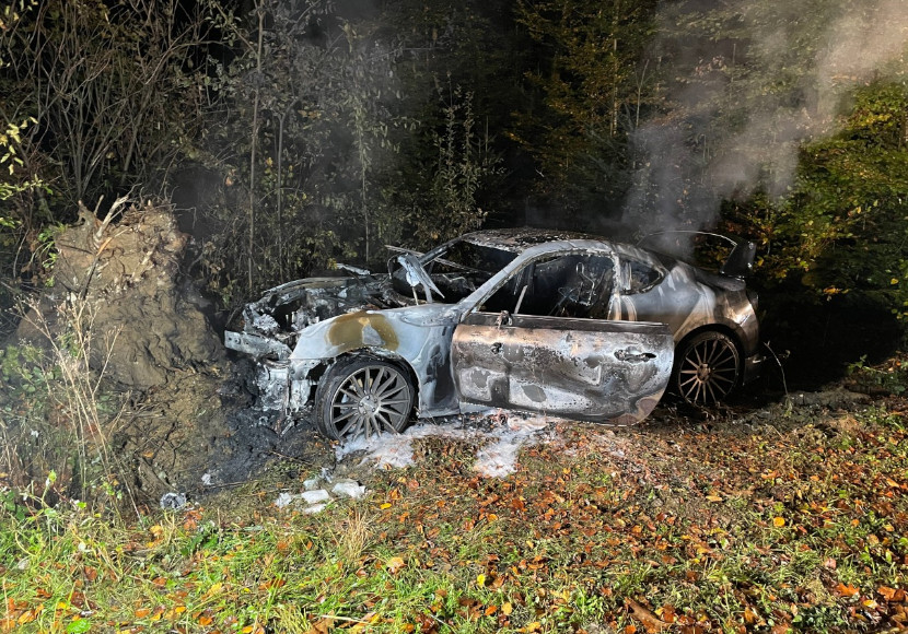 Fahranf Nger Kracht In Baumstumpf Auto F Ngt Feuer Unsertirol