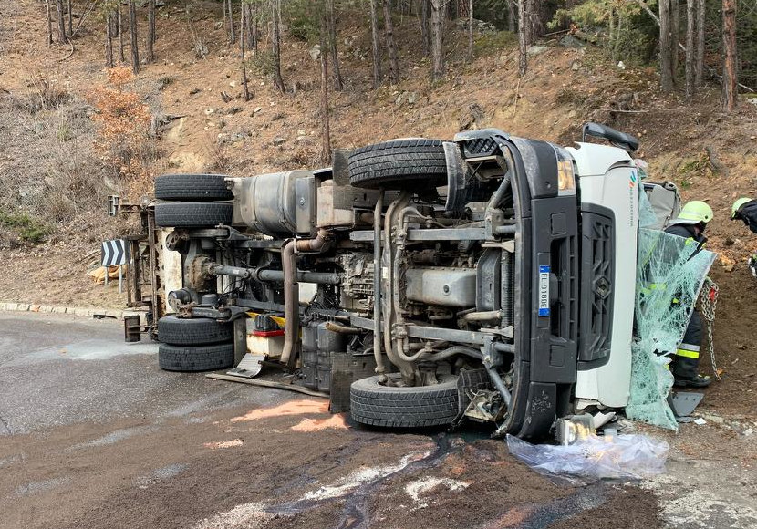 Lkw Kippt Um Unsertirol