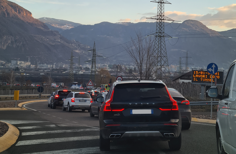 Verkehrschaos und lange Staus auf der MeBo Brücke UnserTirol24