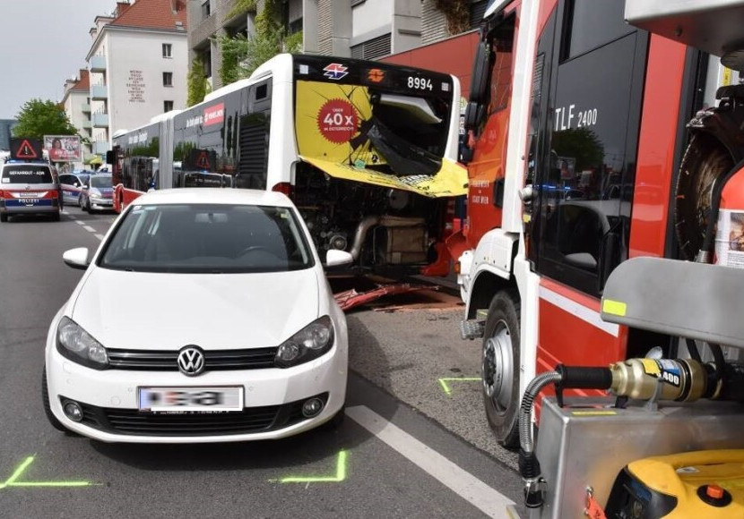 Verletzte Nach Kollision Von Feuerwehrauto Mit Pkw Und Bus Unsertirol