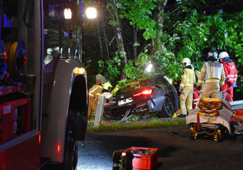 Auto Prallt Gegen Baum Vier Junge Personen Teils Schwer Verletzt