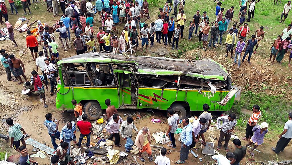 Bus Sturzte Von Brucke In Indien 21 Tote Unsertirol24