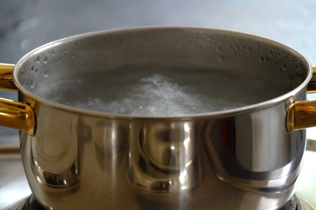 Kleinkind erleidet schwere Verbrennungen durch heißes Wasser - UnserTirol24