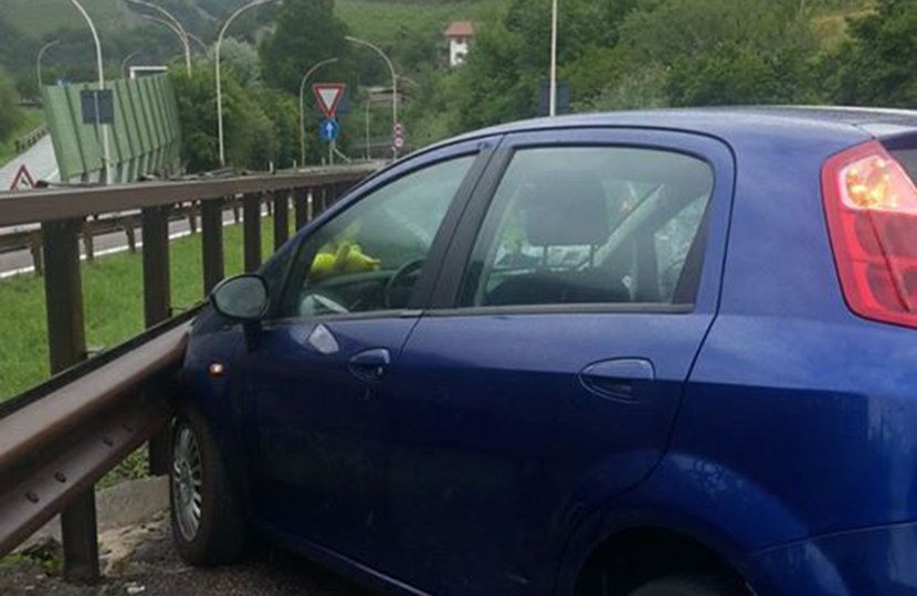 A22: Junge Frau Kracht Gegen Leitplanken - UnserTirol24