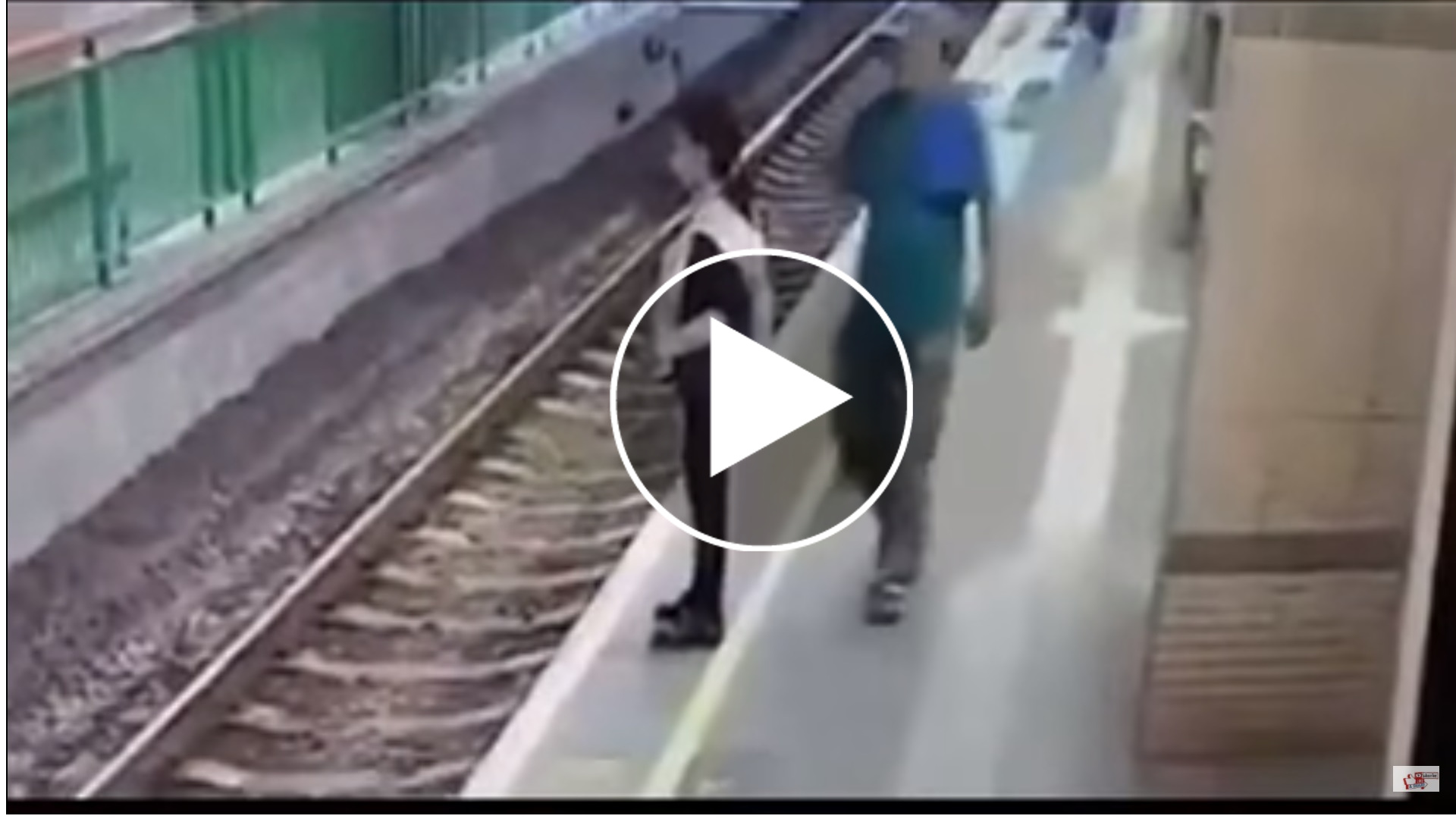 Мужчина столкнул девушку в метро. Толкнул под поезд в метро. В метро толкнули человека под поезд.