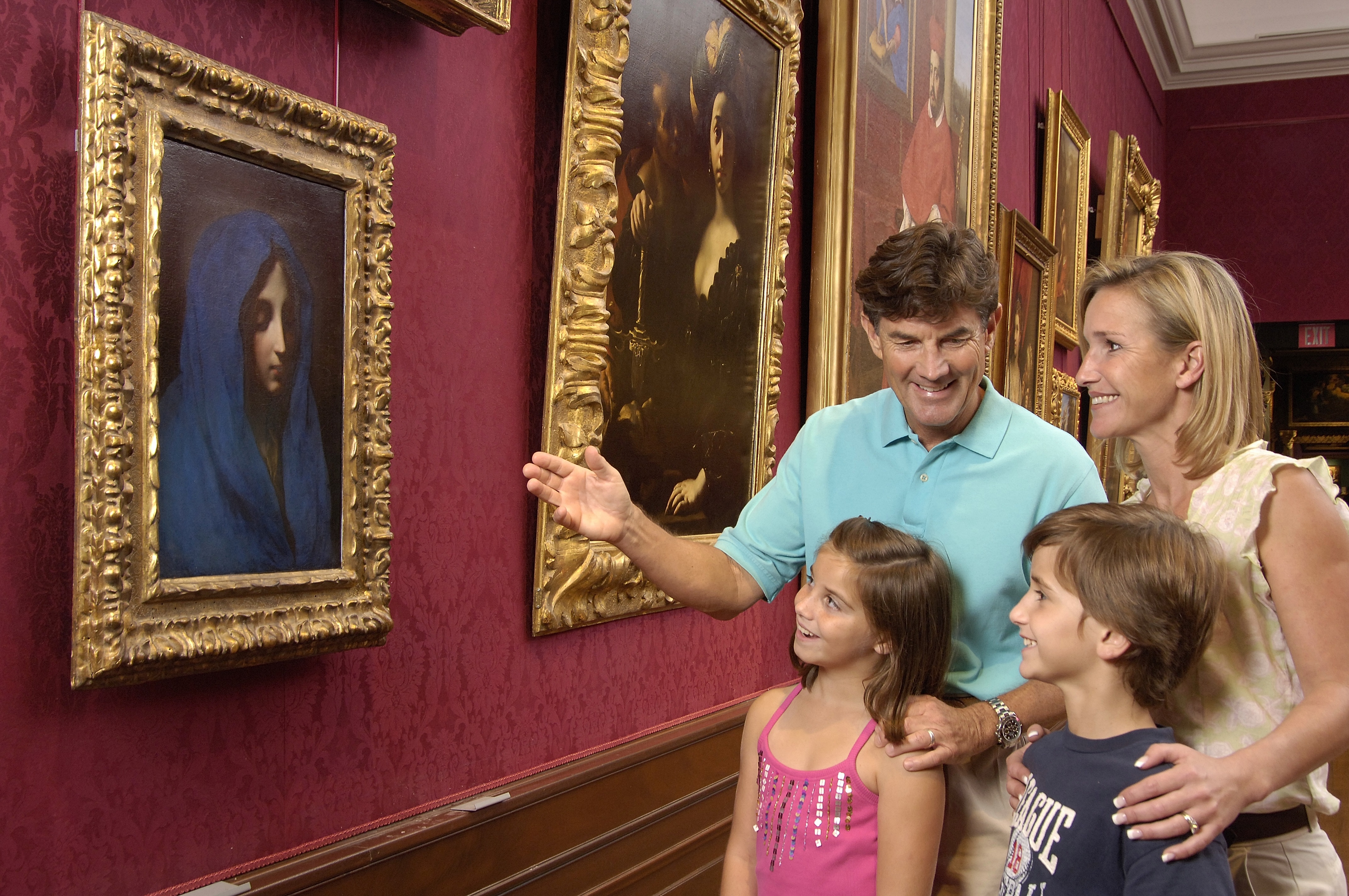 Дети посетители в музее. Экскурсия в музее. Посещать музей. Семья в музее. Родители с детьми в музее.
