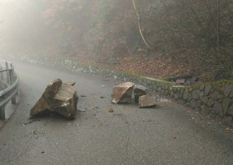 Riesen-Steinschlag verlegt Straße bei Latsch
