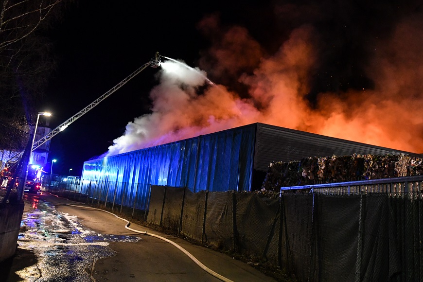 Nächtlicher Grossbrand In Lagerhalle - UnserTirol24