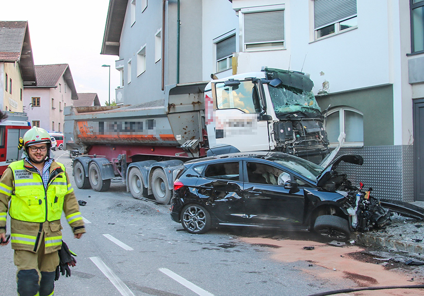 Lkw Mit Drei Autos Zusammengeprallt - UnserTirol24