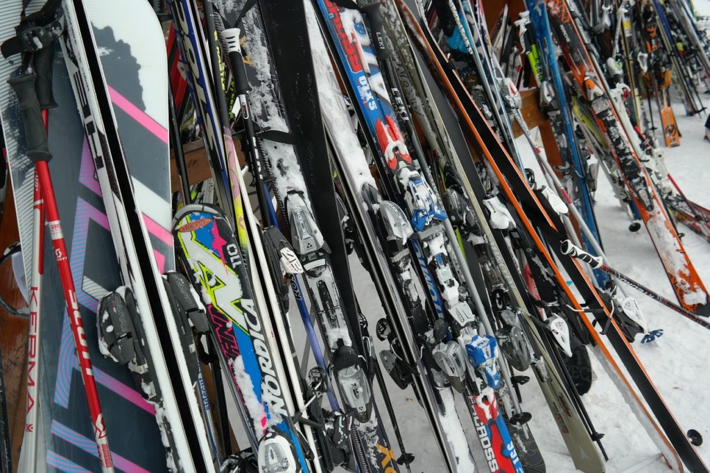 Mehrere Skier und ein Snowboard gestohlen - unsertirol24