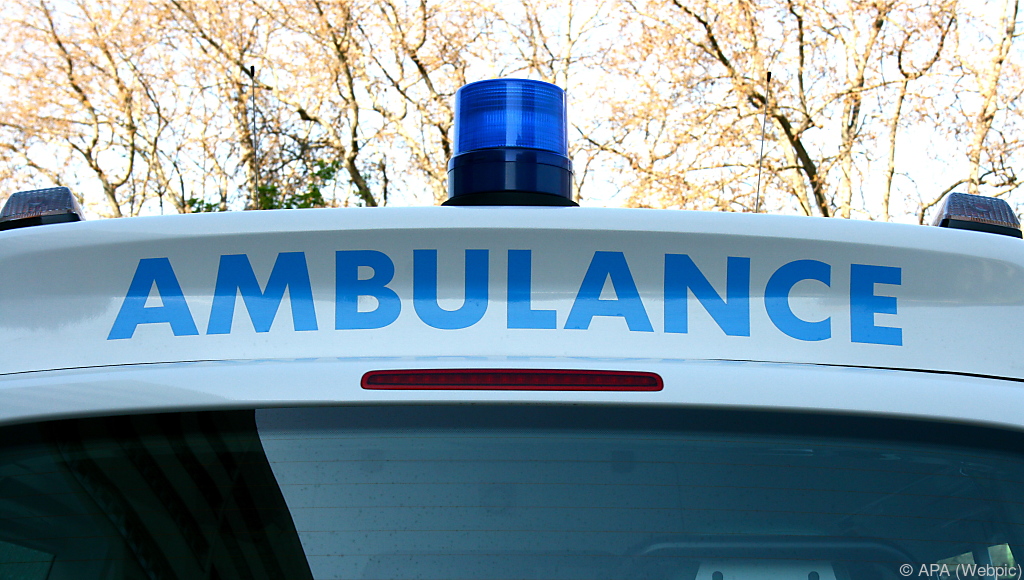 Verletzter Mann sitzt im Auto nach dem Unfall