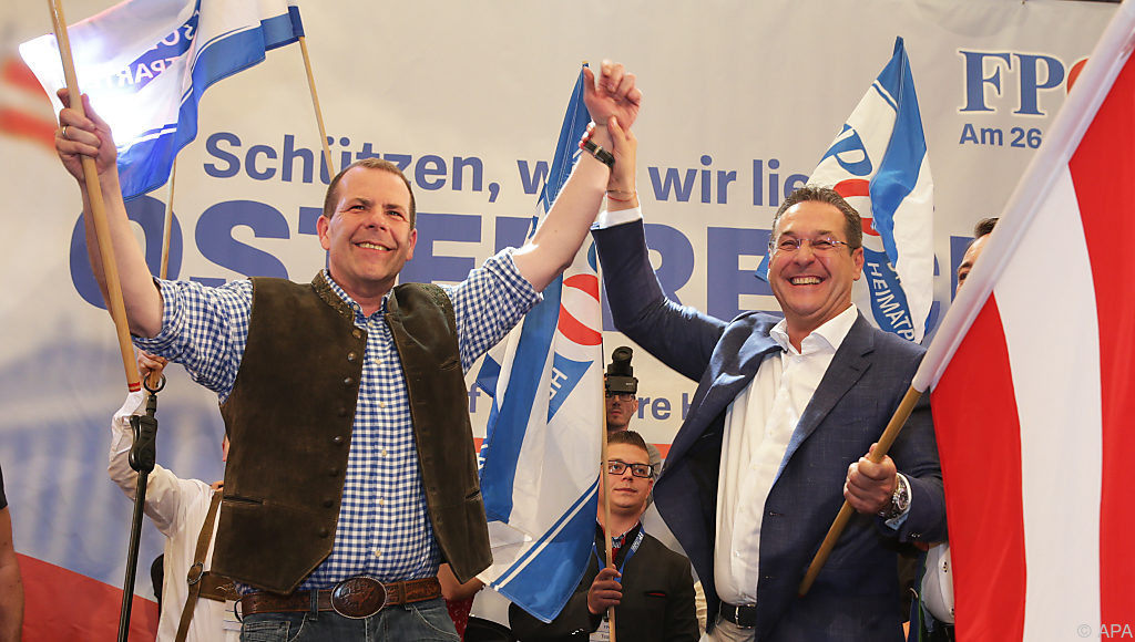 Viel EU-Wahlkampf bei der FPÖ im Bierzelt in Linz ...