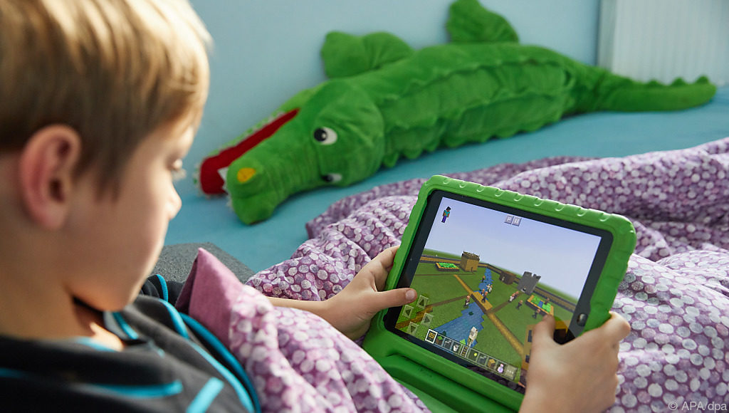 Games for children can. Детская игра на IPAD. SOUNDTOUCH детские игры IPAD. Children playing iphone.