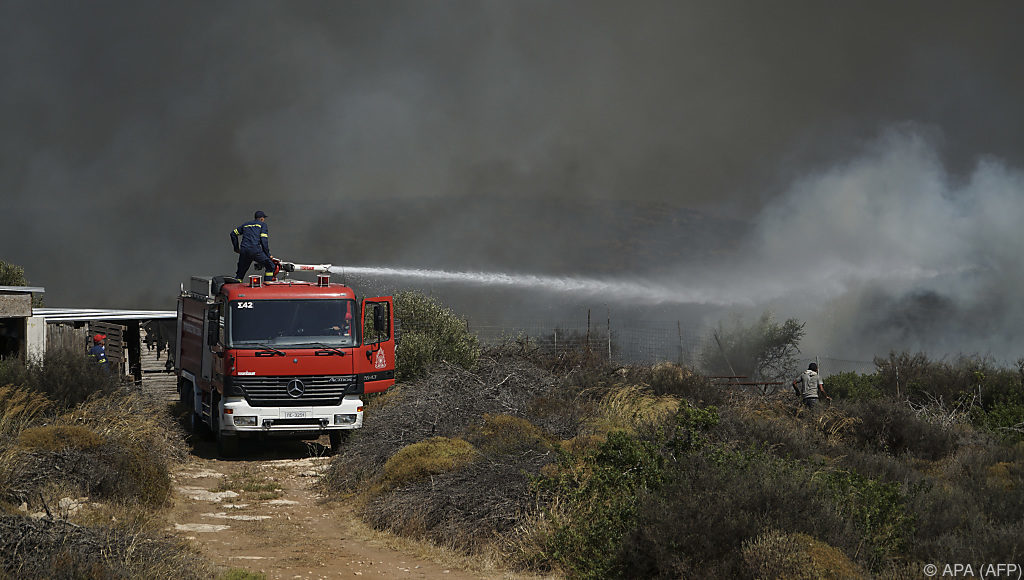 Dutzende Waldbrände in Griechenland – Touristen evakuiert - UnserTirol24