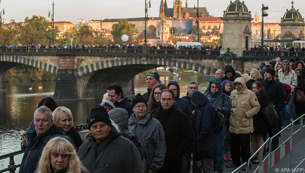 Tausende Fans nehmen in Prag Abschied von Karel Gott