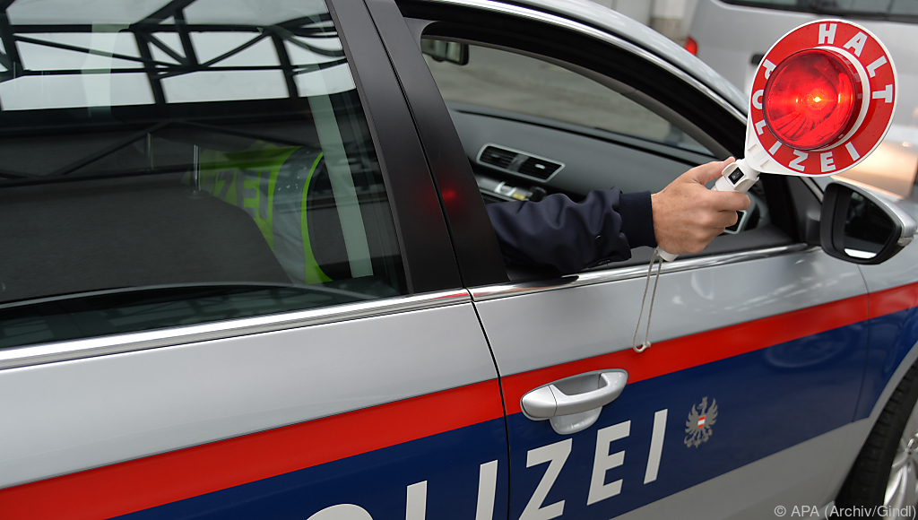 Bei Fahrerflucht zwei Mal Polizeiauto gerammt - UnserTirol24