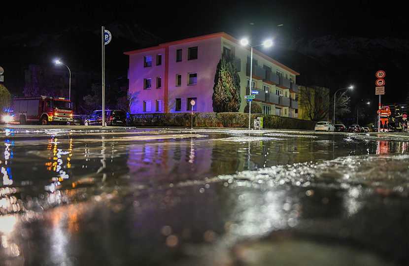 Wasserrohrbruch überschwemmt Straße in Landeshauptstadt - UnserTirol24