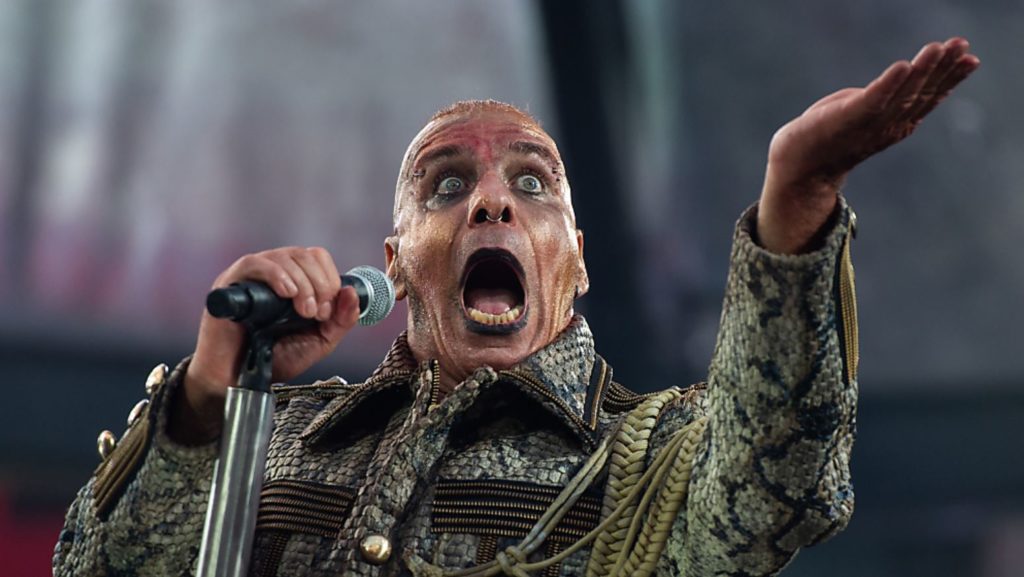 Corona: Rammstein-Sänger liegt auf Intensivstation - UnserTirol24