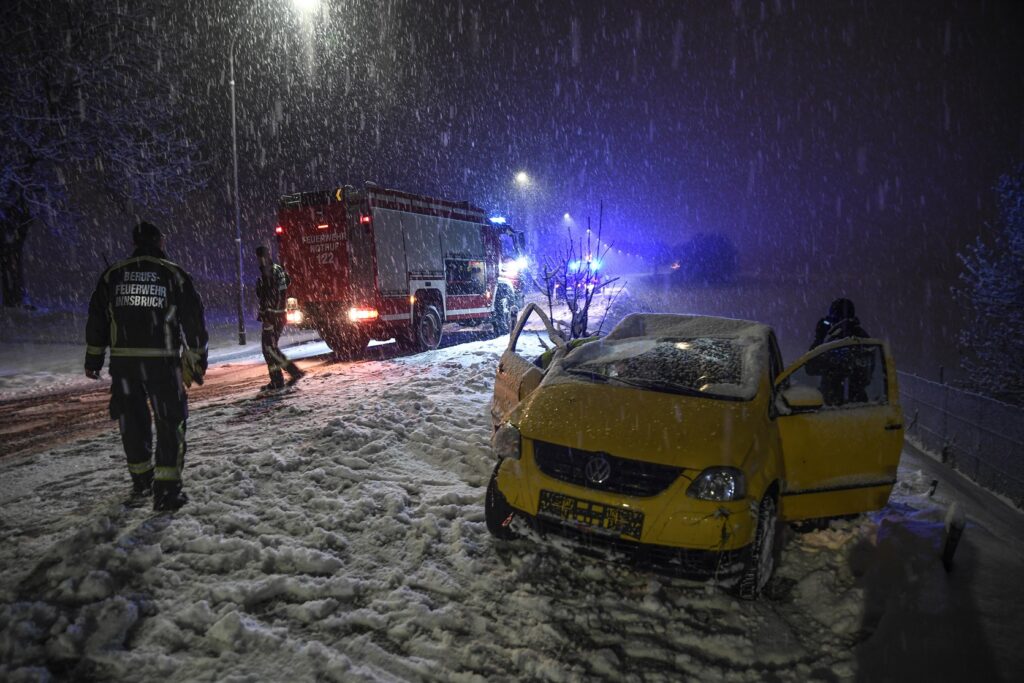 unf-lle-auf-winterlichen-stra-en-unsertirol24