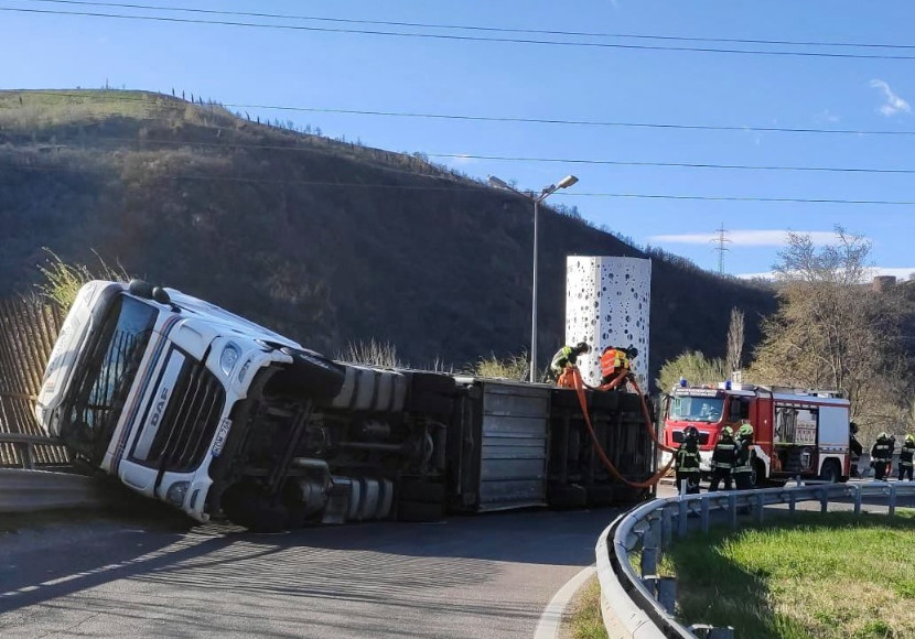 Fleischtransporter kippt um - UnserTirol24