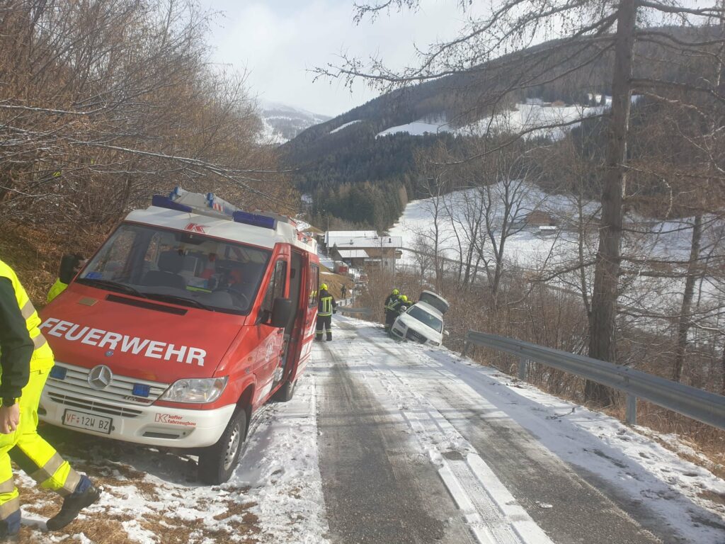 Auto Kommt Von Straße Ab - UnserTirol24