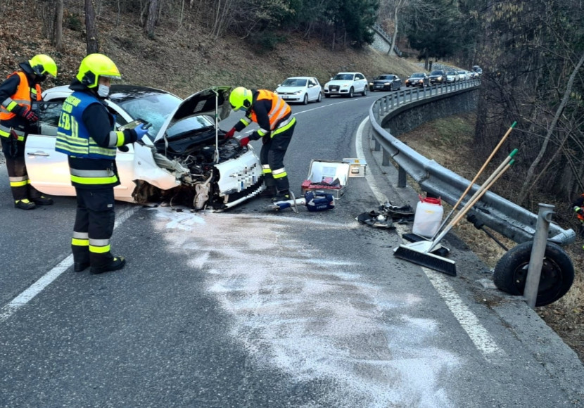 Auto Kracht Gegen Leitplanke - UnserTirol24