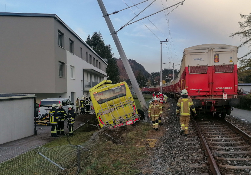 Linienbus prallt mit Güterzug zusammen UnserTirol24