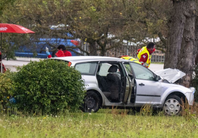 Auto Gegen Baum: Junge Menschen Schwer Verletzt - UnserTirol24