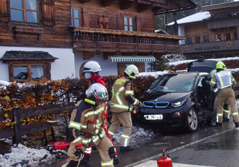 Schwerer Verkehrsunfall: Frau verletzt - UnserTirol24