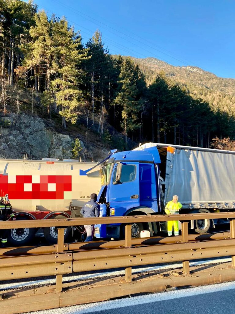 A22, Scontro Fra Mezzi Pesanti - UnserTirol24