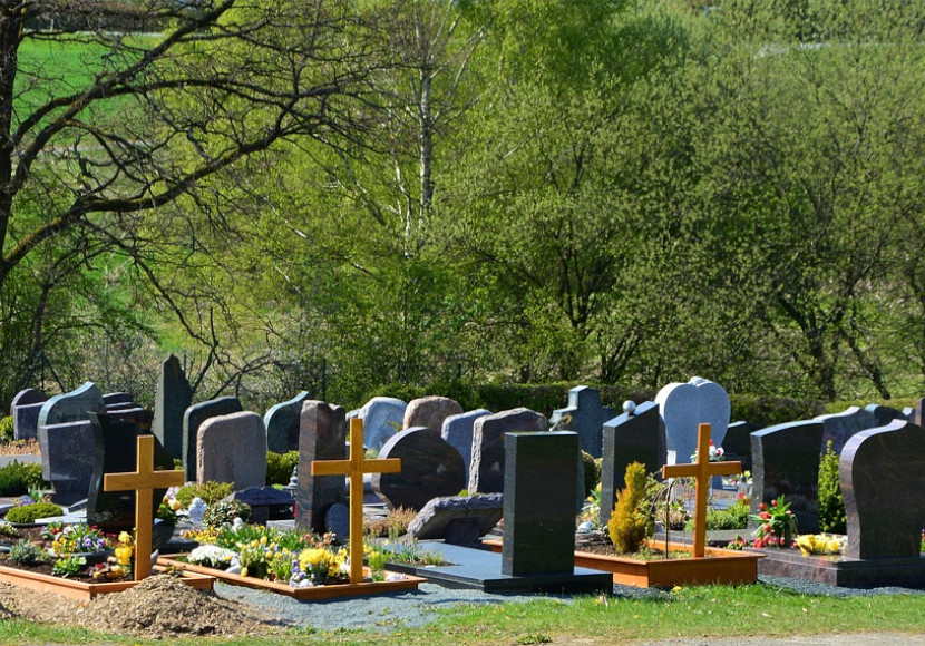 Totengräber Der Friedhöfe Rheinland Pfalz Erlaubt Verstreuen Von Asche Im Garten - g0231lx