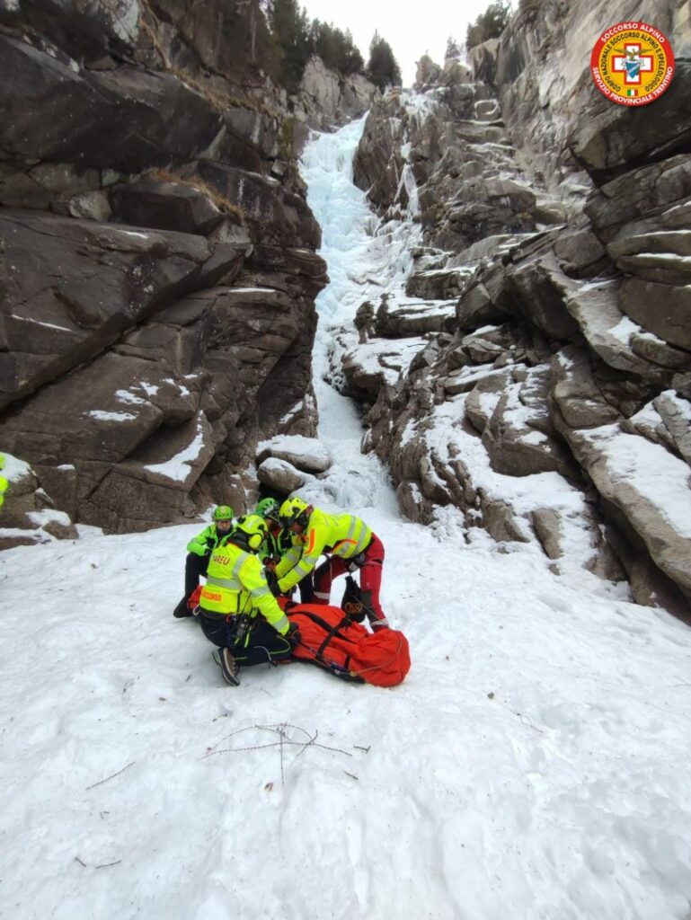 Val di Daone, cade dalla cascata di ghiaccio - UnserTirol24