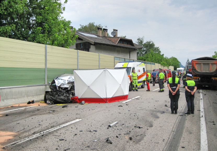 Tödlicher Unfall: Lkw Kollidiert Mit Pkw - UnserTirol24