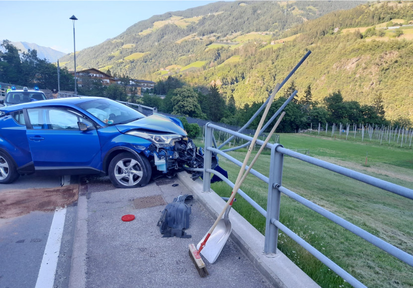 Pkw Knallt Gegen Leitplanken - UnserTirol24