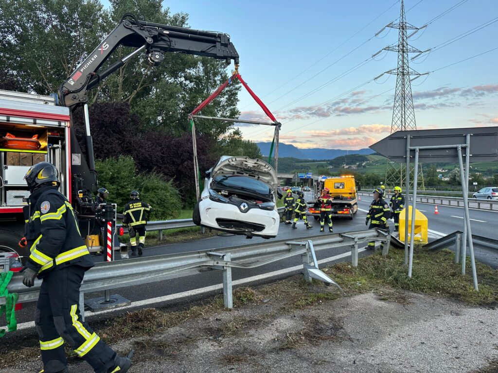 MeBo: Pkw Kracht Auf Leitplanke - UnserTirol24