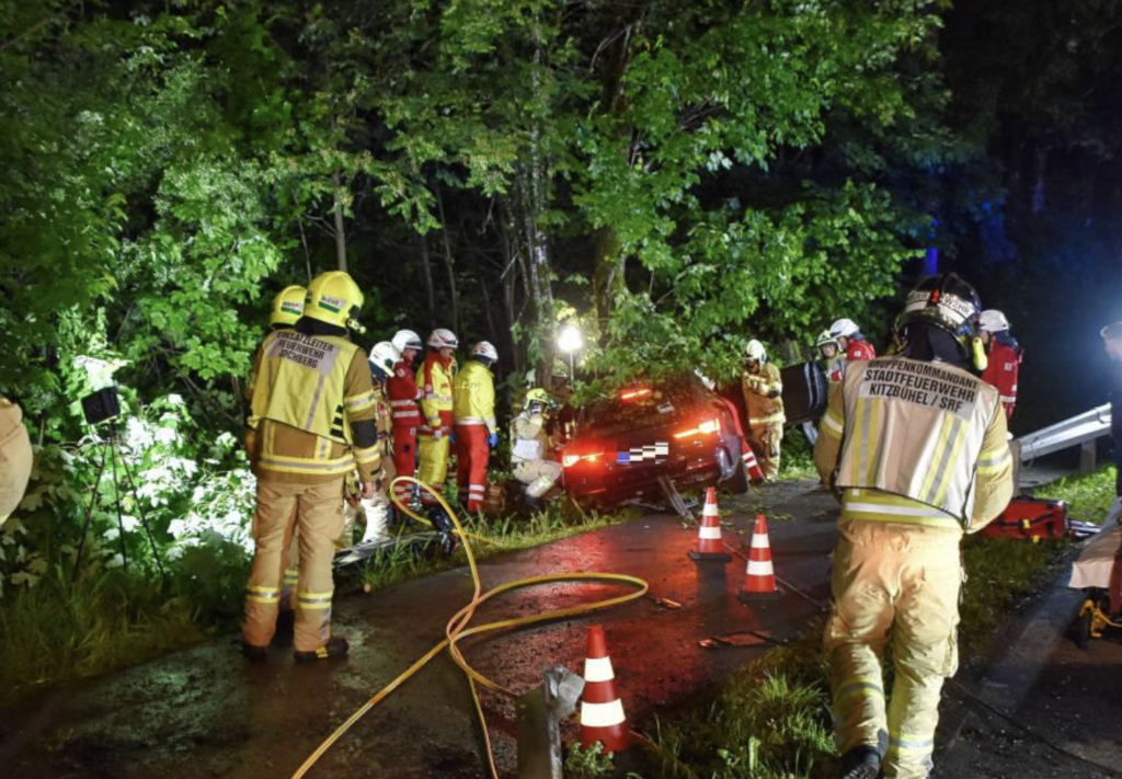 Auto Prallt Gegen Baum – Vier Junge Personen Teils Schwer Verletzt ...